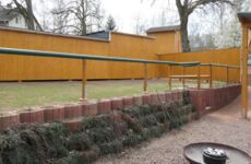 Neues Geländer und erstes Gras wächst